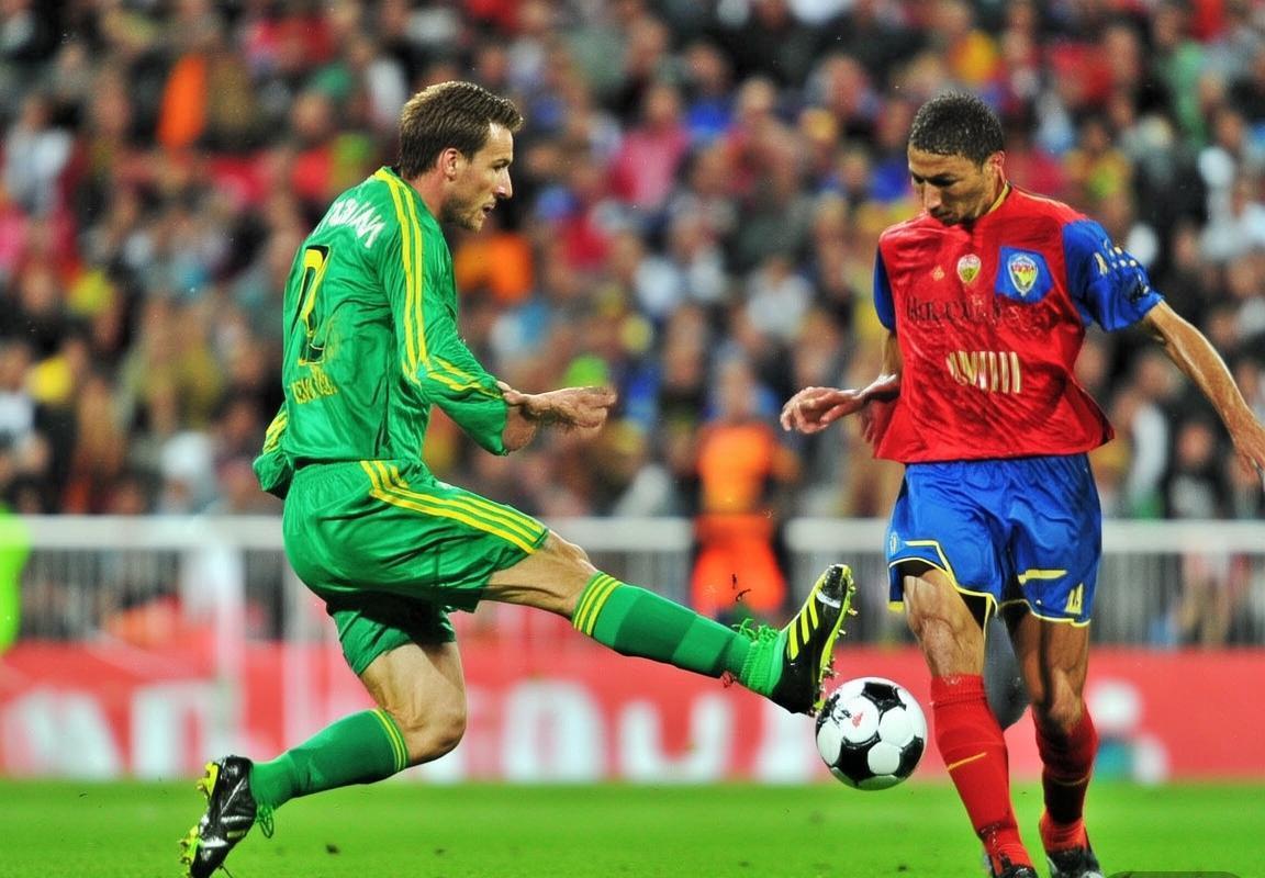 贝克汉姆与小罗：足球场上的传奇对决与风格碰撞(图2)