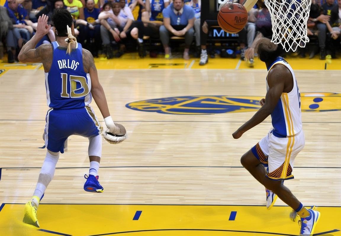 勇士小牛甲骨文馆巅峰对决：库里35分东契奇新秀亮相(图1)